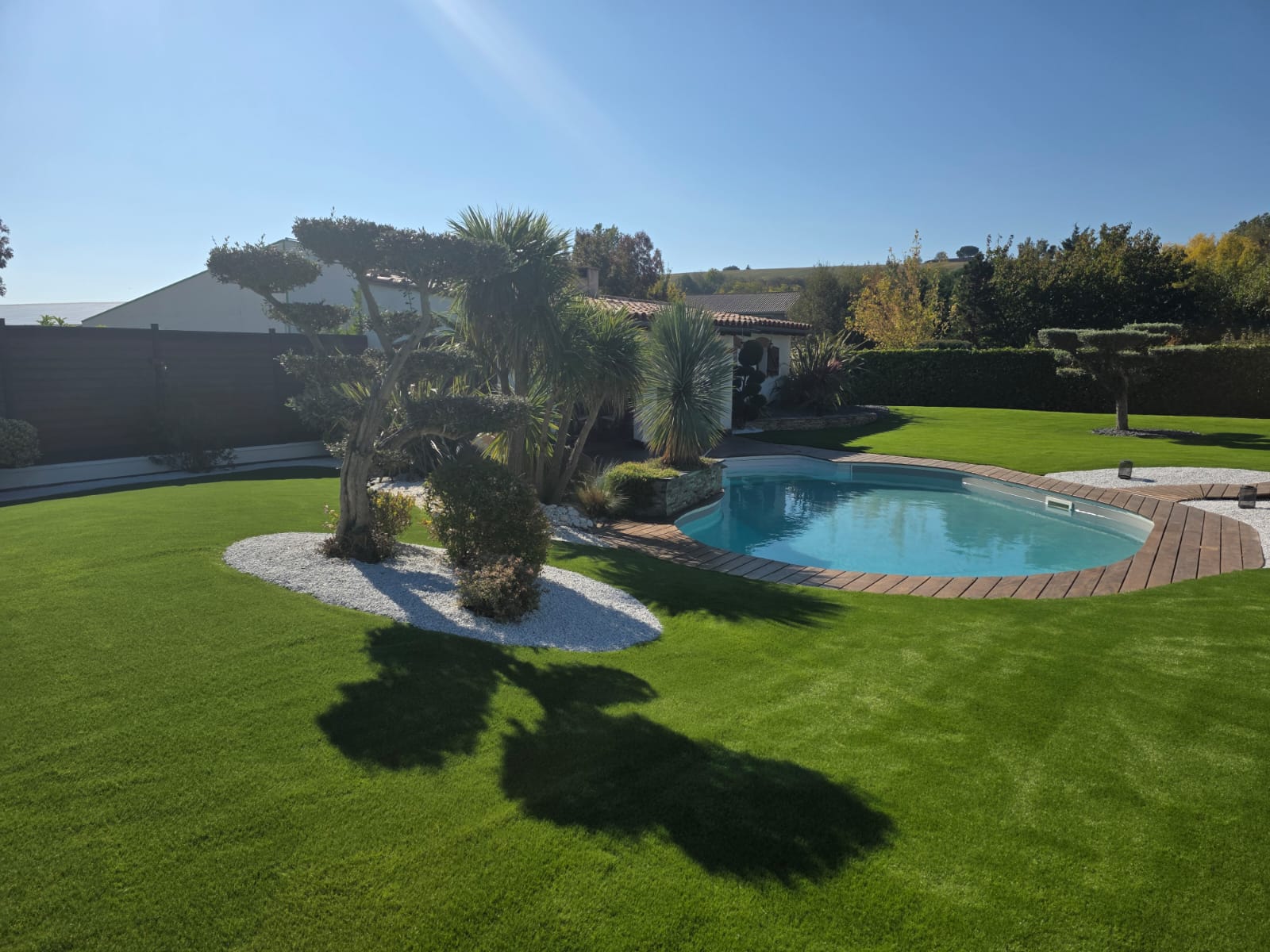 Mise en valeur piscine coque avec gazon synthétique 38mm