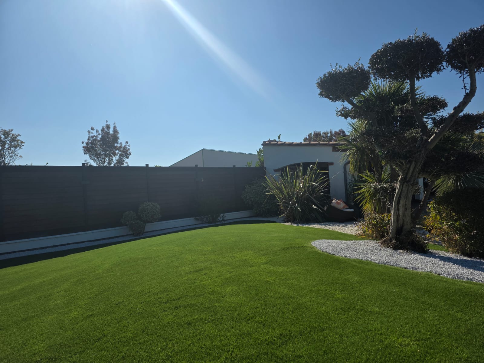 Avant après transformation jardin gazon synthétique spectaculaire