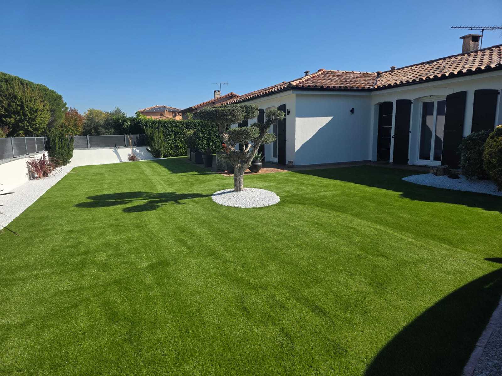 Rénovation jardin avec pelouse artificielle réaliste à Blagnac