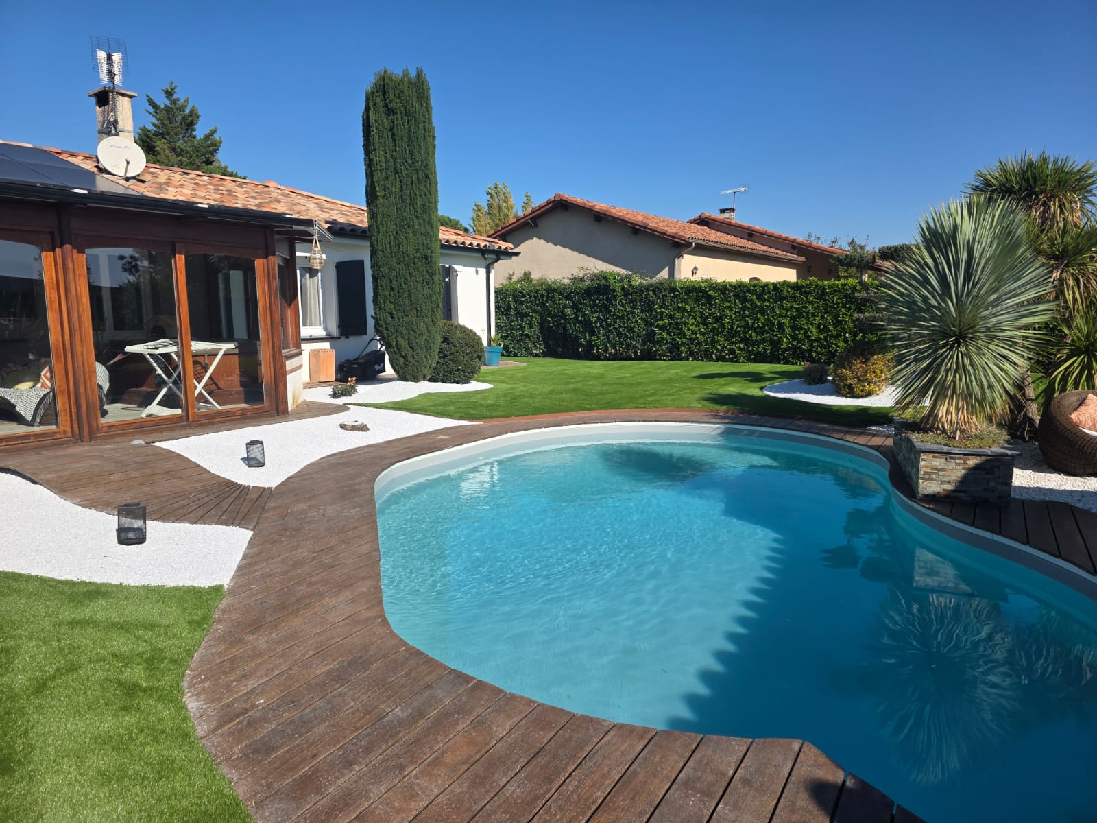 Grand jardin familial sans entretien grâce au gazon synthétique