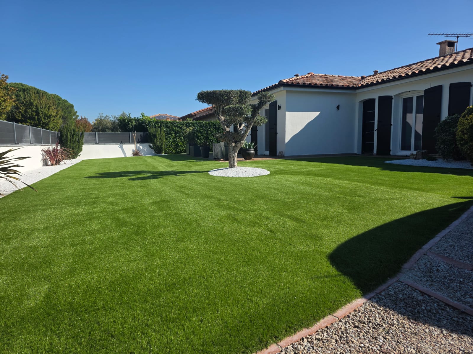 Aménagement paysager moderne avec faux gazon haute qualité