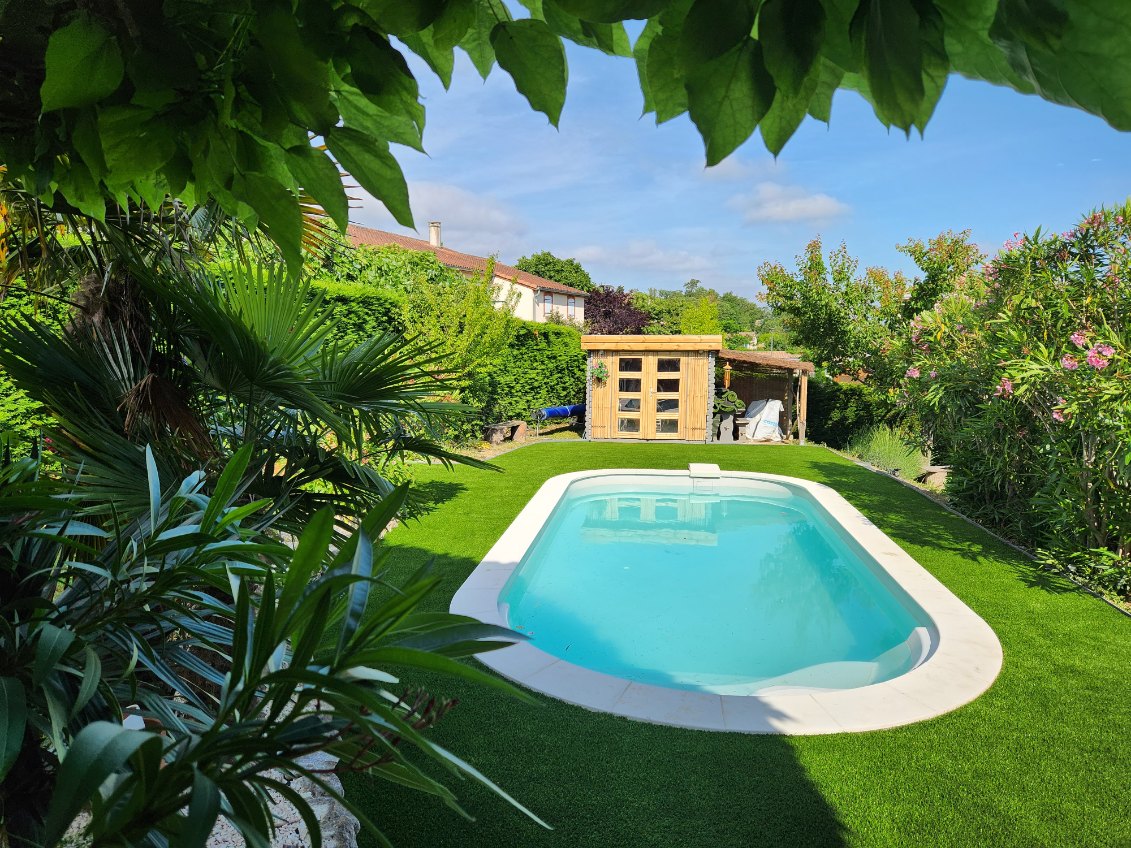 Pose de rouleaux de gazon synthétique sur grand terrain