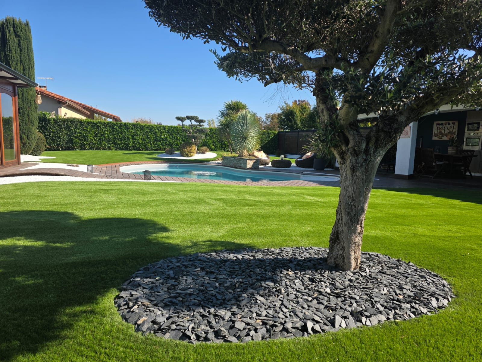 Petit balcon cocooning sol en gazon synthétique