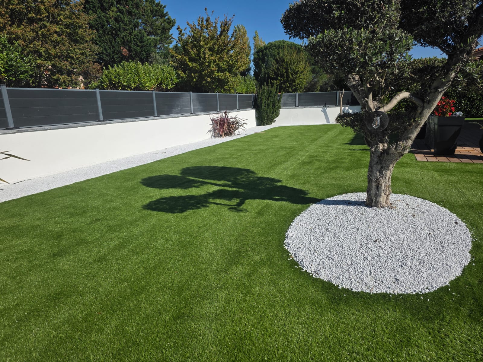 Contour de piscine en gazon synthétique résistant au chlore