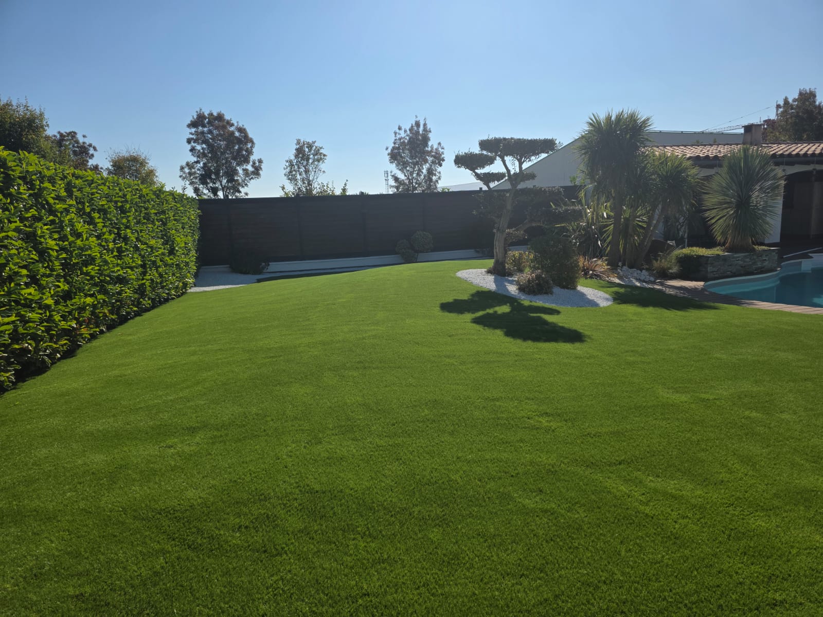 Aménagement tour de spa jacuzzi avec faux gazon doux