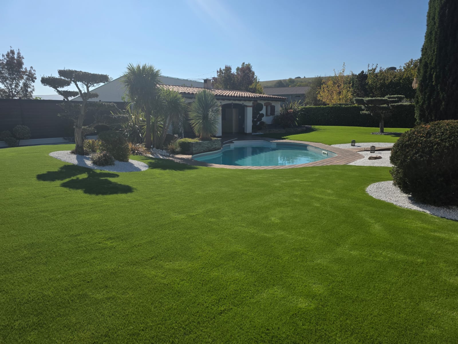 Plage de piscine moderne avec pelouse artificielle drainante